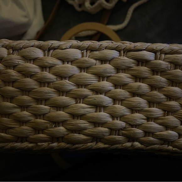 Stylish Woven Straw Handbag with Wood Handles - Picture 2 of 3